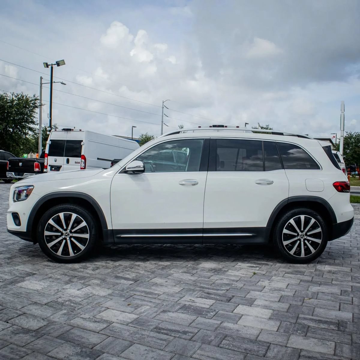 Used 2020 Mercedes-Benz GLB 250 w/ Premium Package image 4