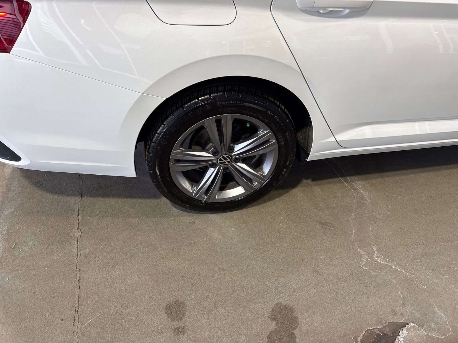 Used 2023 Volkswagen Jetta SE w/ Panoramic Sunroof Package image 32