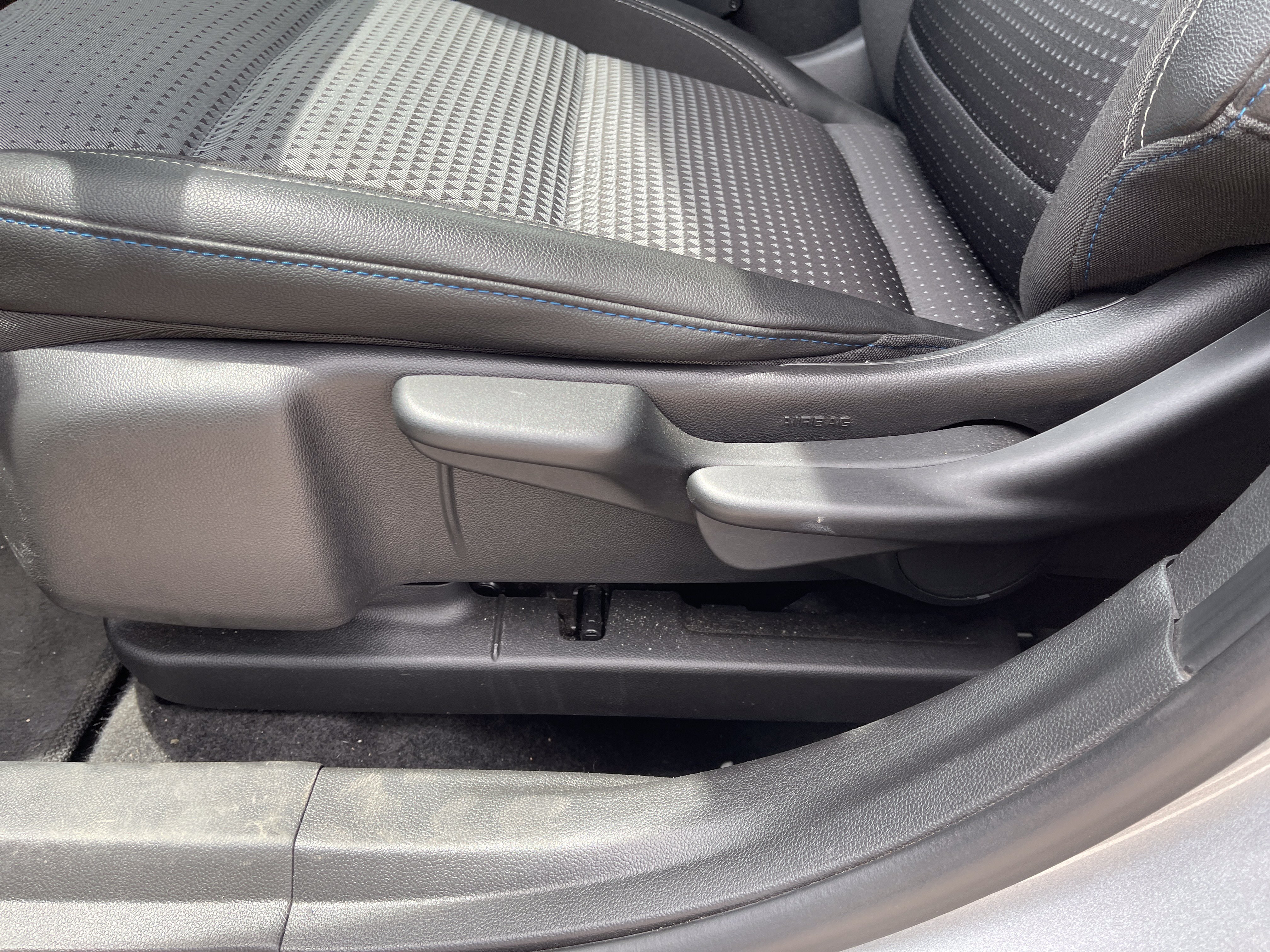 Used 2025 Chevrolet Trax LT FWD image 35