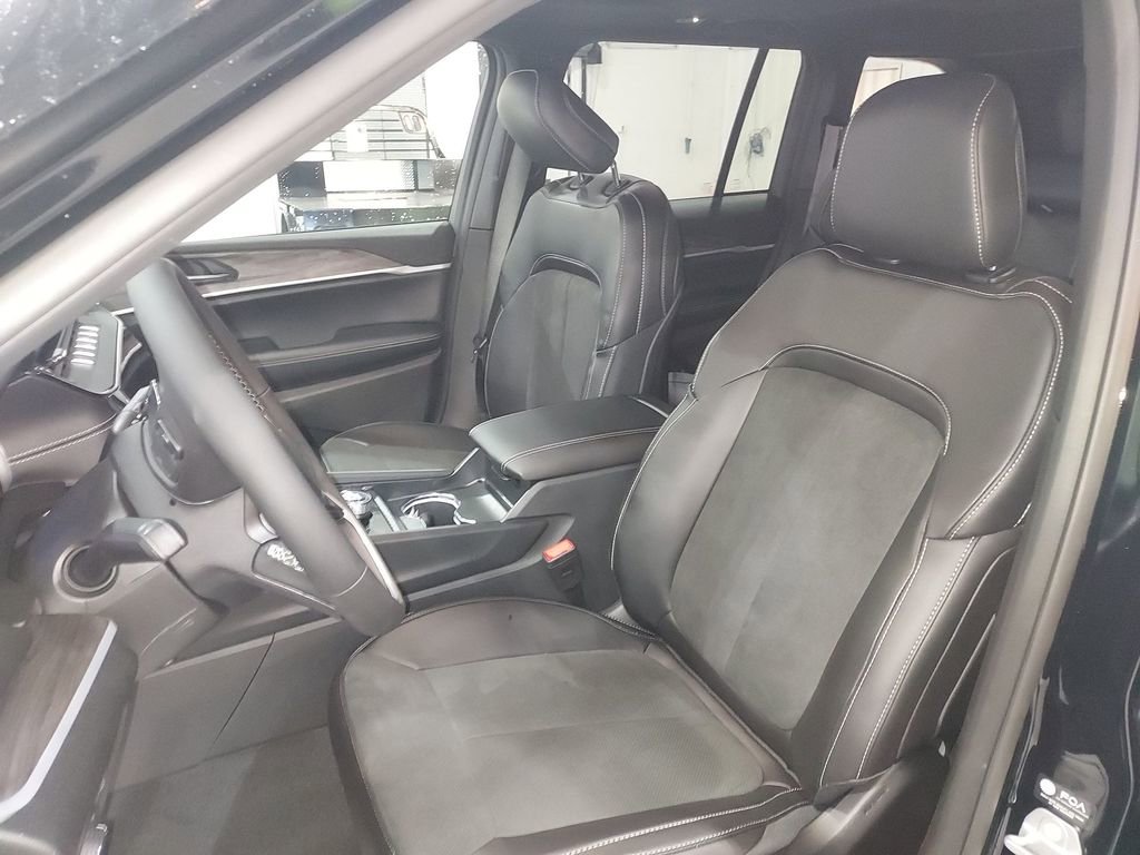 New 2026 Jeep Grand Cherokee Altitude AWD/4WD image 17