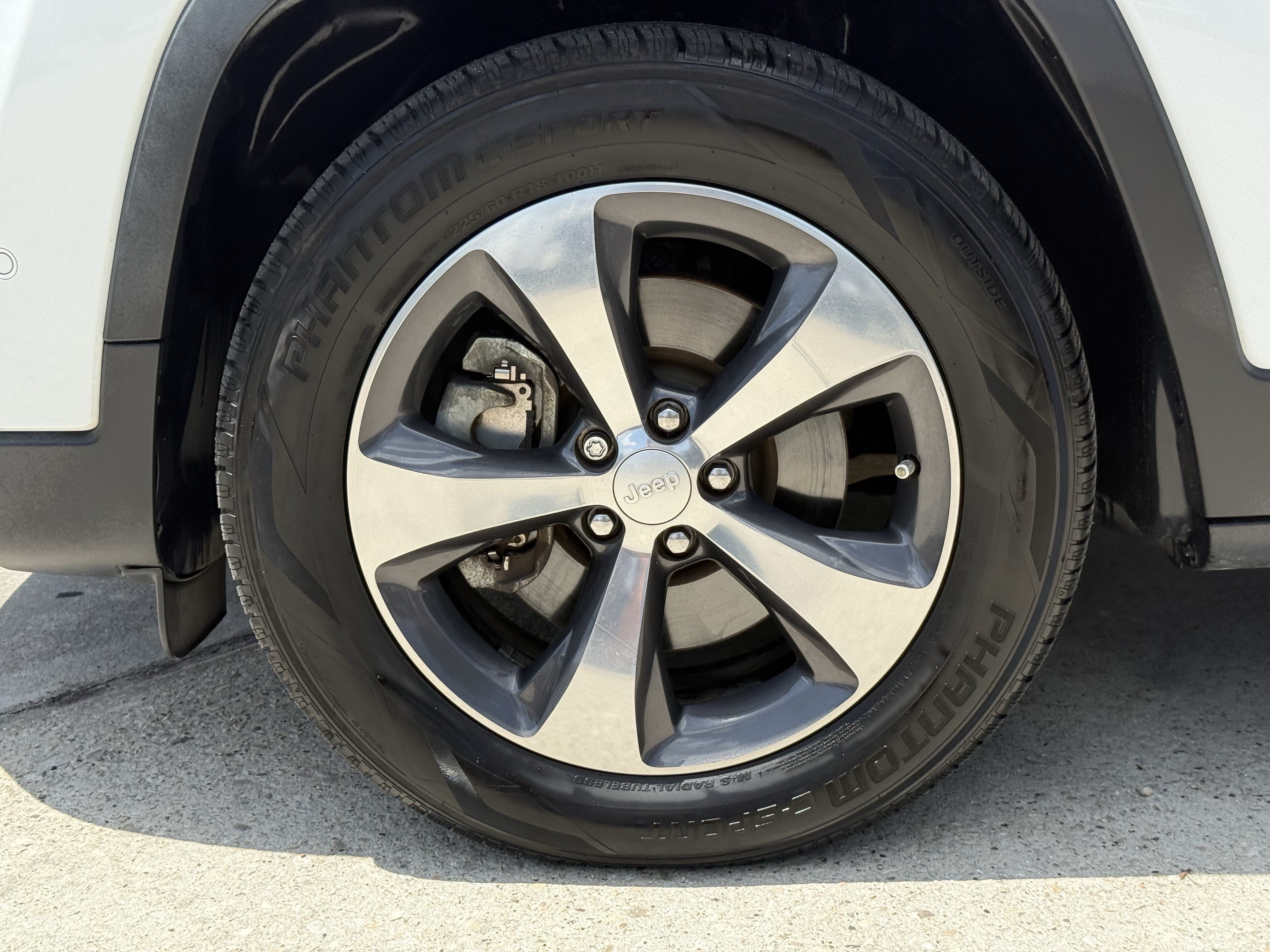 Used 2019 Jeep Cherokee Limited w/ Technology Group AWD/4WD image 12