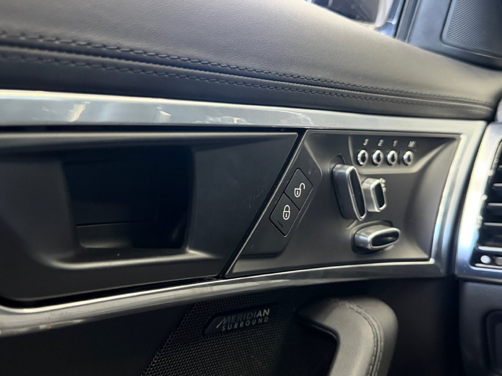 Used 2018 Jaguar F-TYPE R-Dynamic RWD image 19