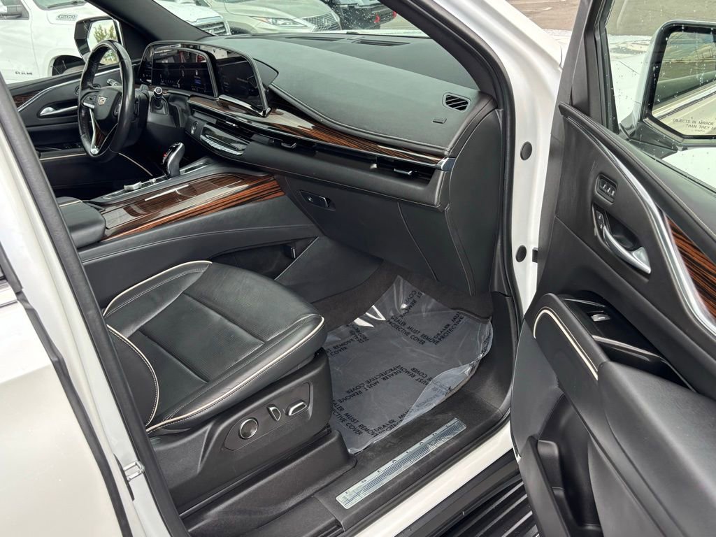 Used 2024 Cadillac Escalade ESV Premium Luxury AWD/4WD image 33