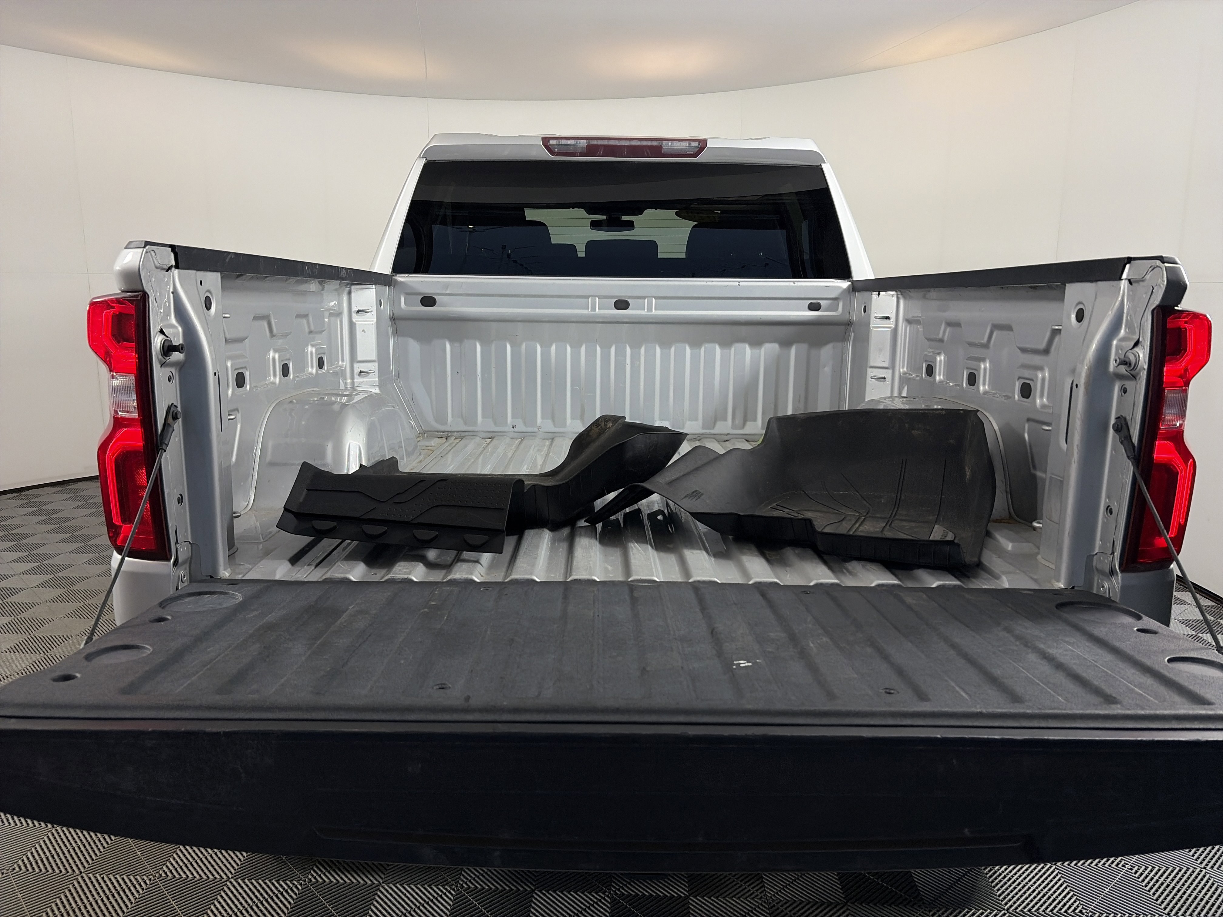 Used 2020 Chevrolet Silverado 1500 Custom w/ Custom Value Package AWD/4WD image 16