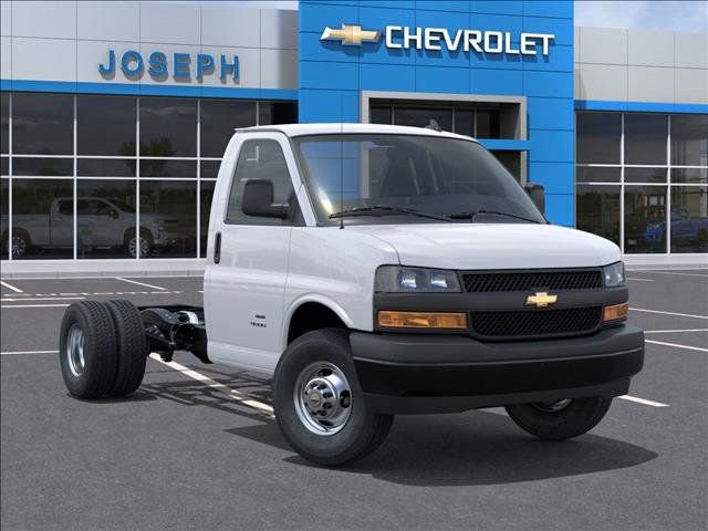 New 2025 Chevrolet Express 3500 w/ Driver Convenience Package image 7