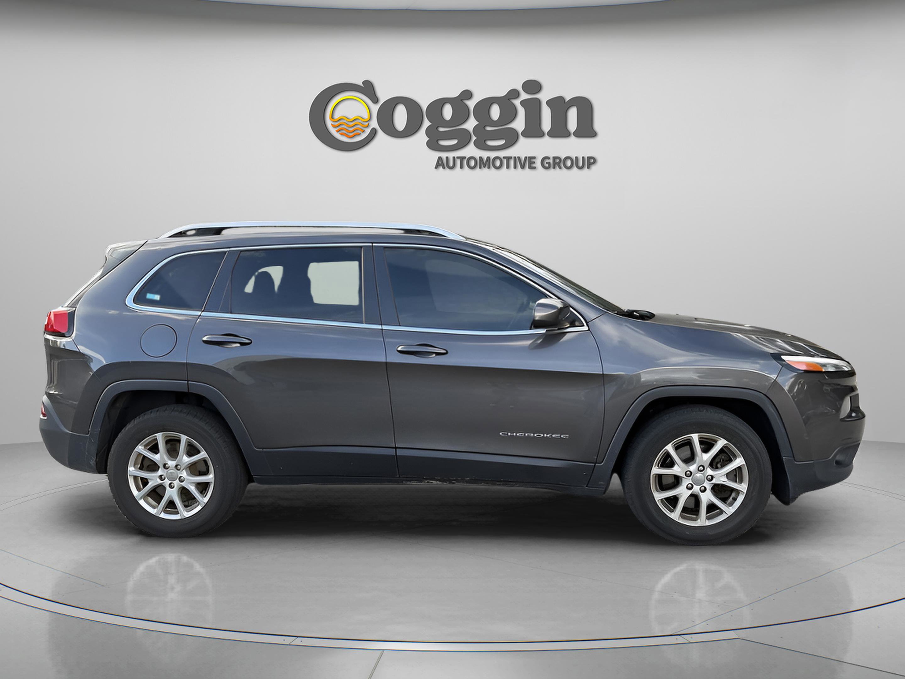 Used 2016 Jeep Cherokee Latitude w/ Cold Weather Group image 6