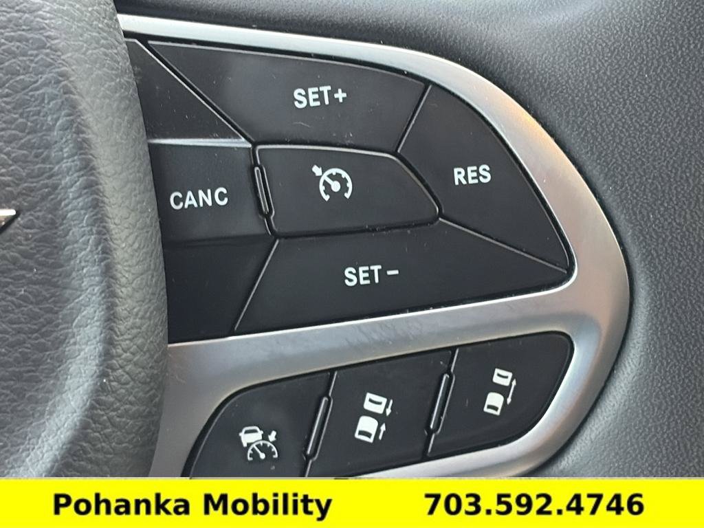 Used 2023 Chrysler Pacifica Touring-L FWD image 16
