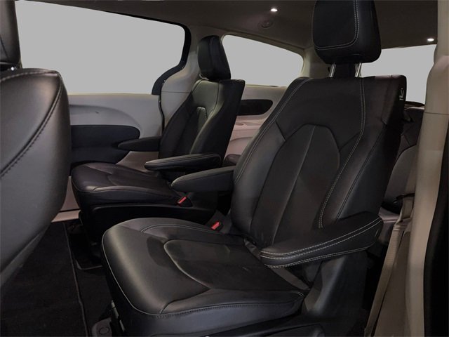 Used 2023 Chrysler Pacifica Touring-L image 22