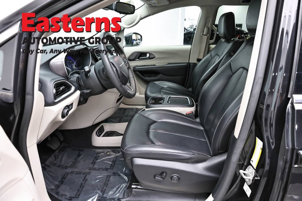 Used 2023 Chrysler Pacifica Touring-L FWD image 13
