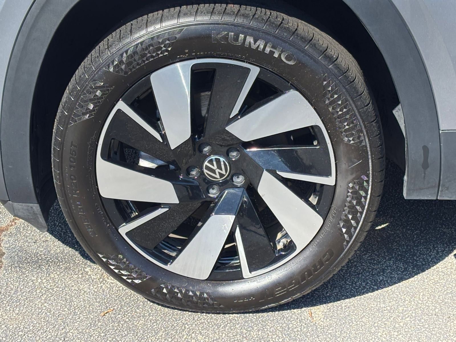 Used 2025 Volkswagen Atlas Cross Sport SE image 32