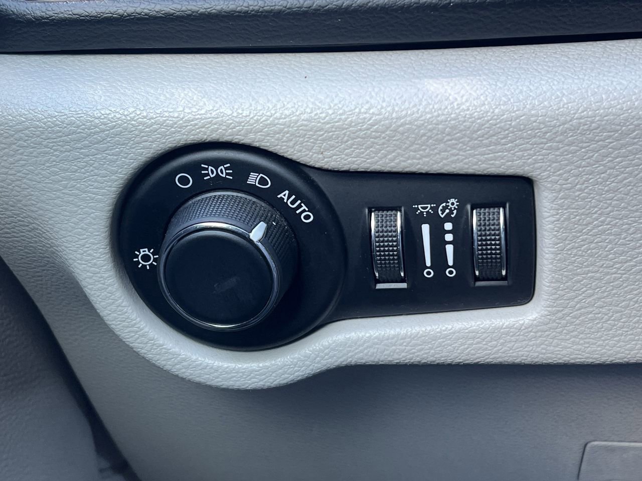 Used 2017 Chrysler Pacifica Touring image 15