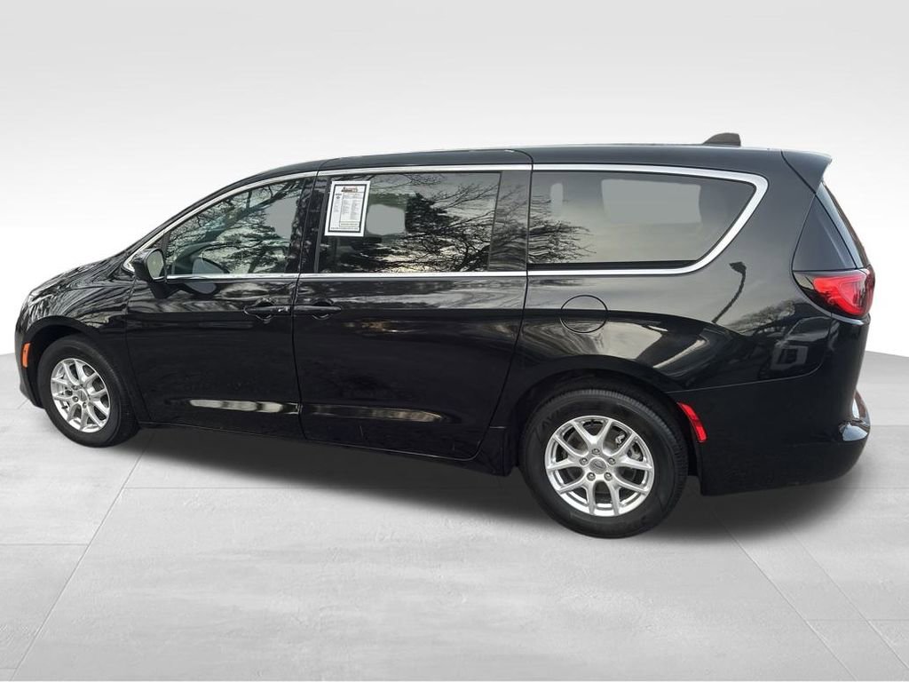 Used 2023 Chrysler Voyager LX image 14