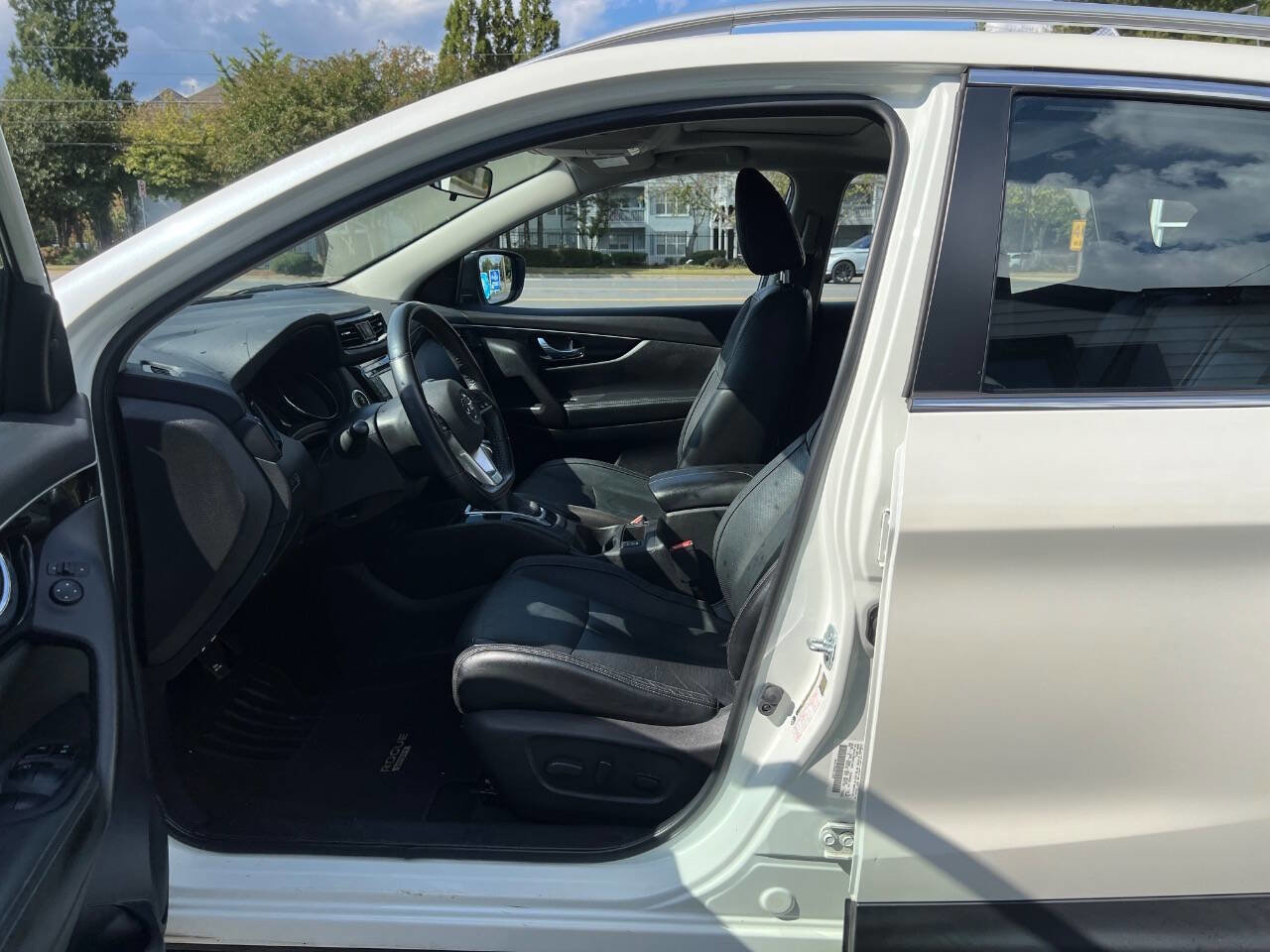 Used 2017 Nissan Rogue Sport SL w/ SL Premium Package image 14