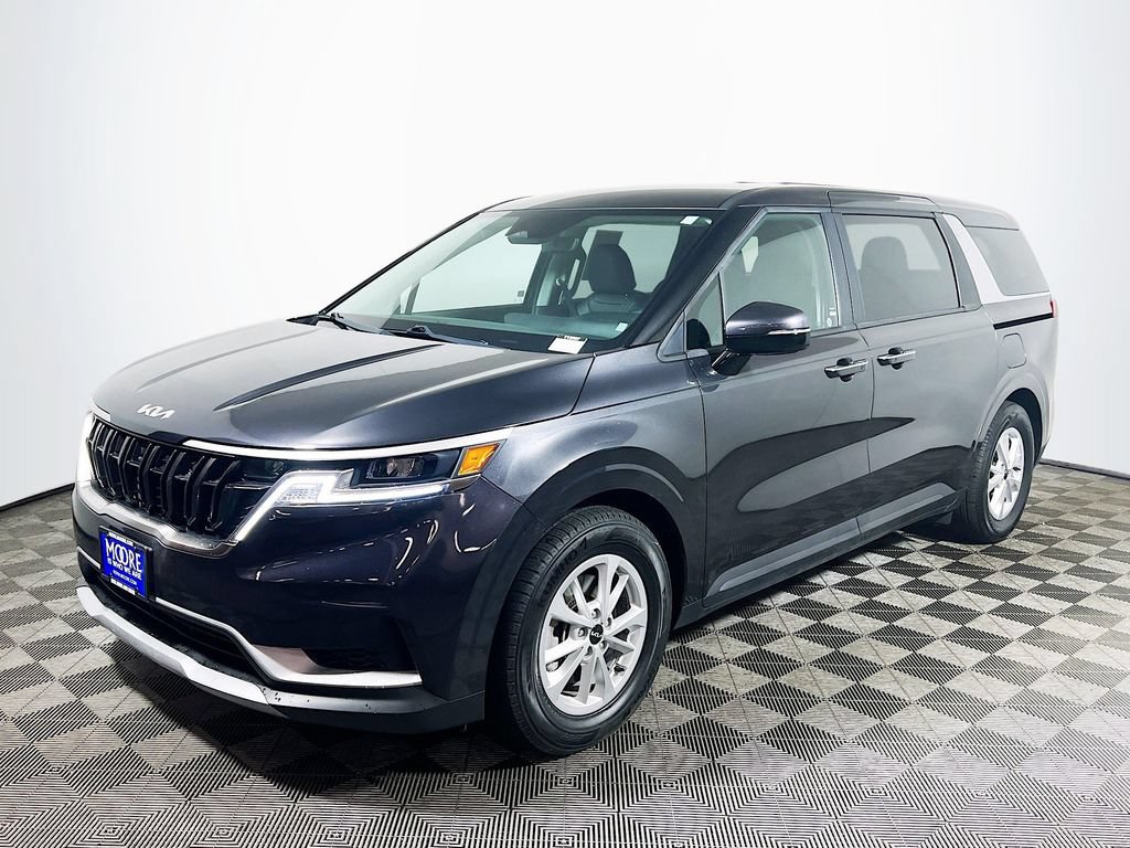 Used 2024 Kia Carnival LX FWD image 3