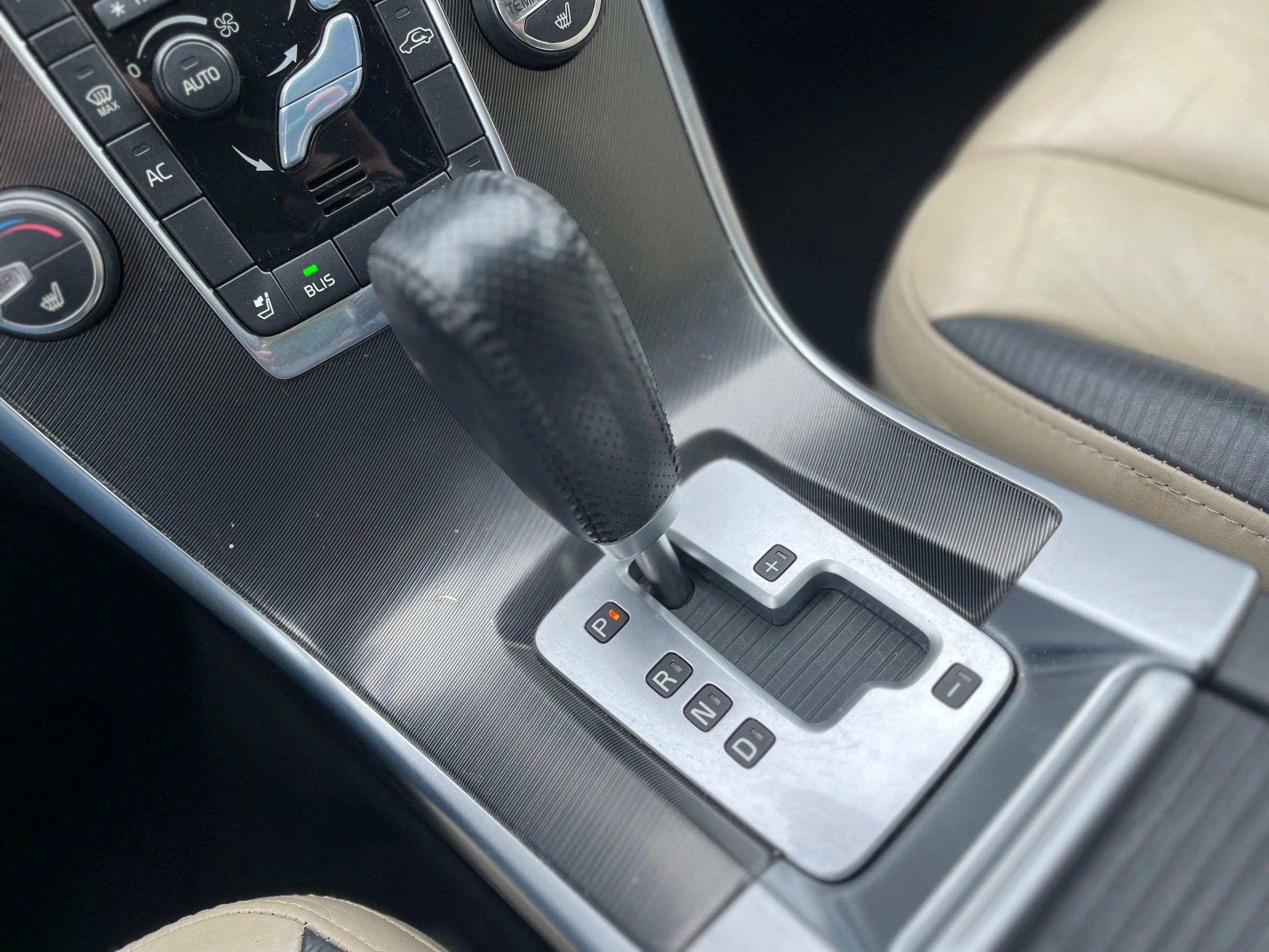 Used 2012 Volvo XC60 T6 R-Design image 23