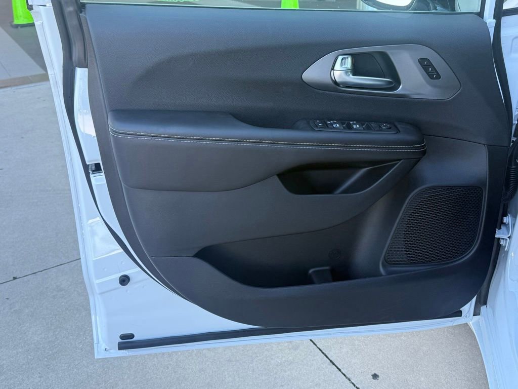 New 2026 Chrysler Pacifica Select image 28