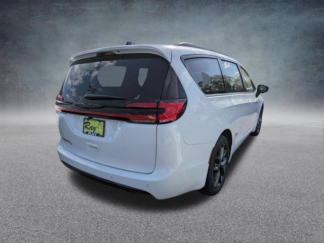 New 2026 Chrysler Pacifica Select w/ S Appearance Package FWD image 3