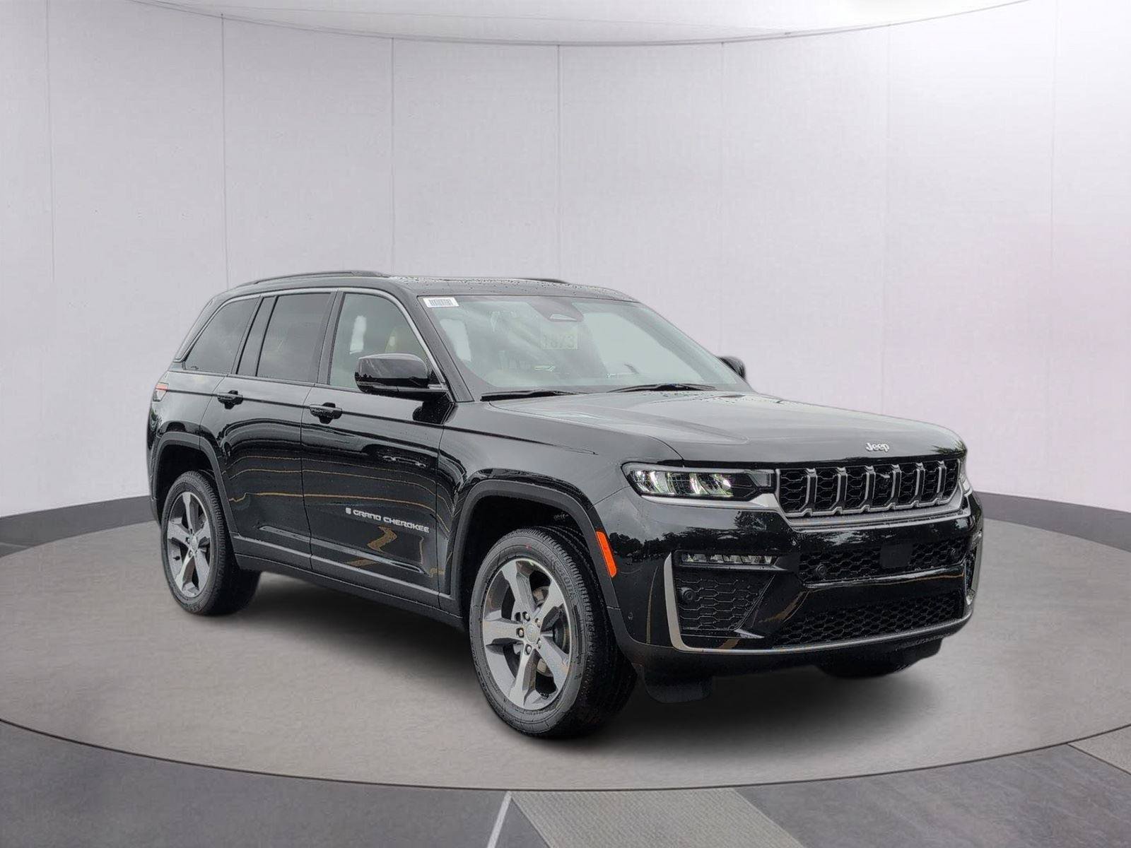 New 2026 Jeep Grand Cherokee Limited w/ Luxury Tech Group II RWD image 8