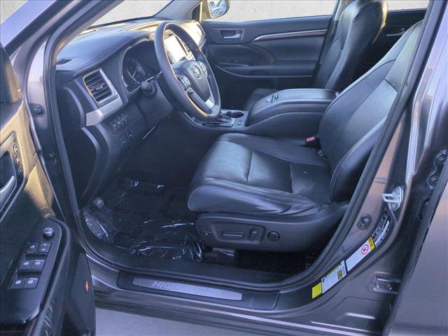 Used 2014 Toyota Highlander Limited w/ Driver Technology Package AWD/4WD image 17