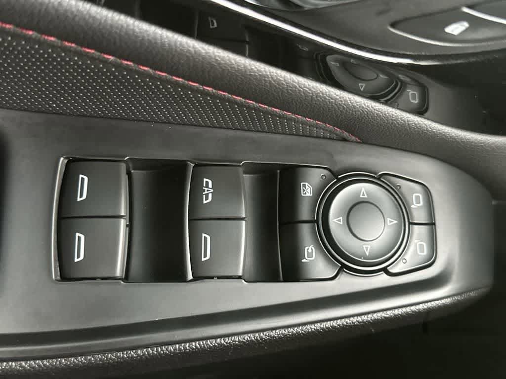 Used 2023 Chevrolet Traverse RS FWD image 17