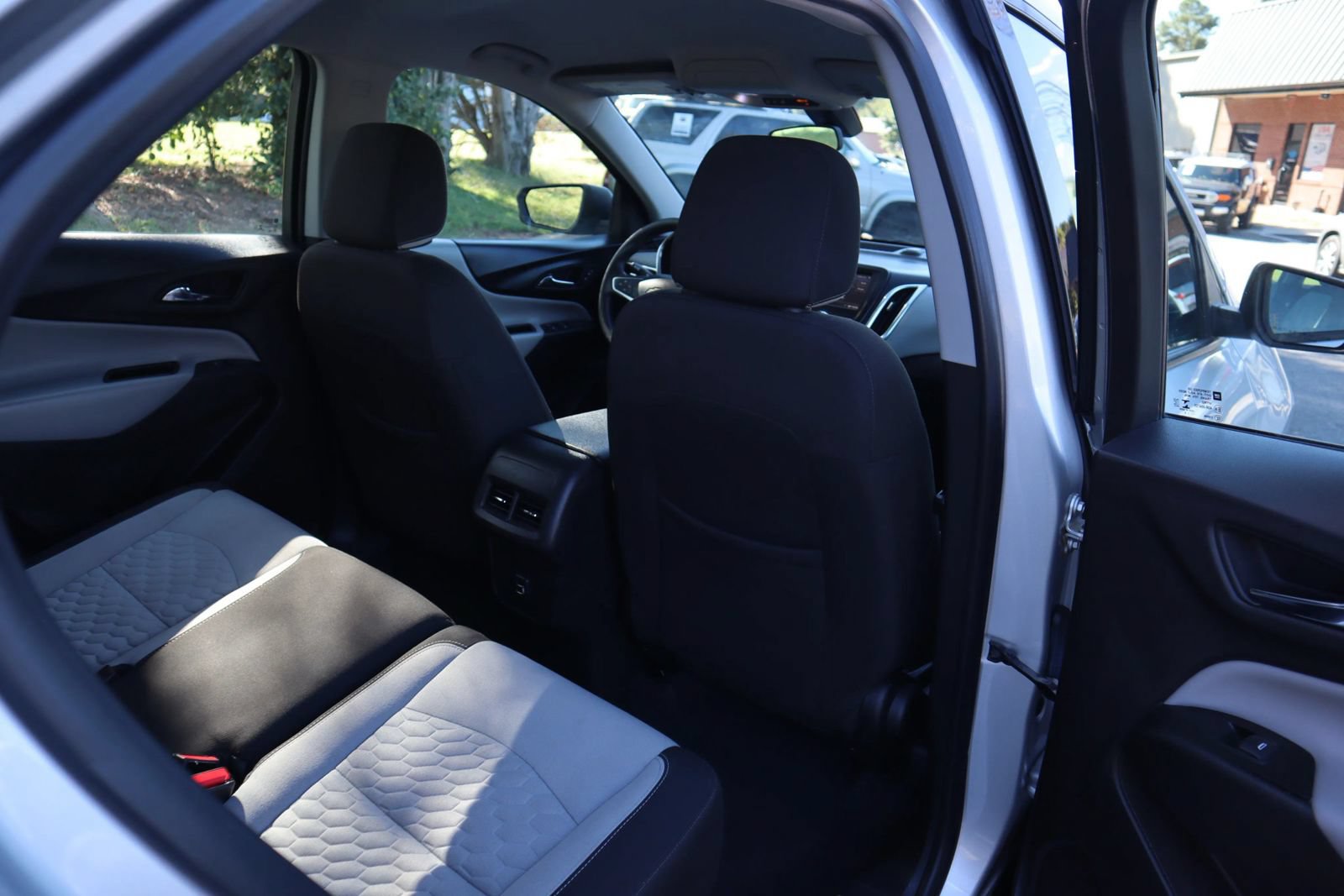 Used 2019 Chevrolet Equinox LS FWD image 18