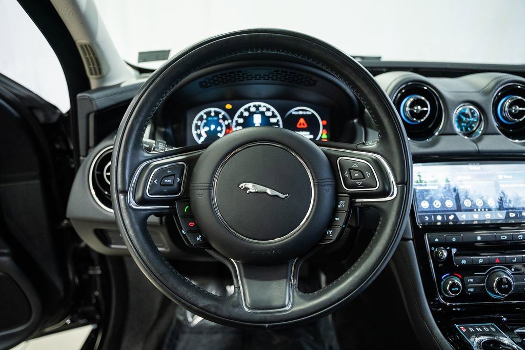 Used 2019 Jaguar XJ R-Sport image 36