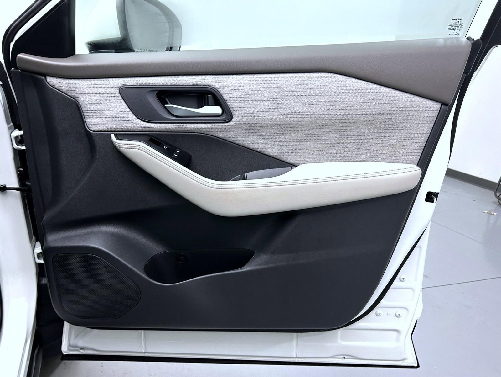 Used 2022 Nissan Rogue SV image 16