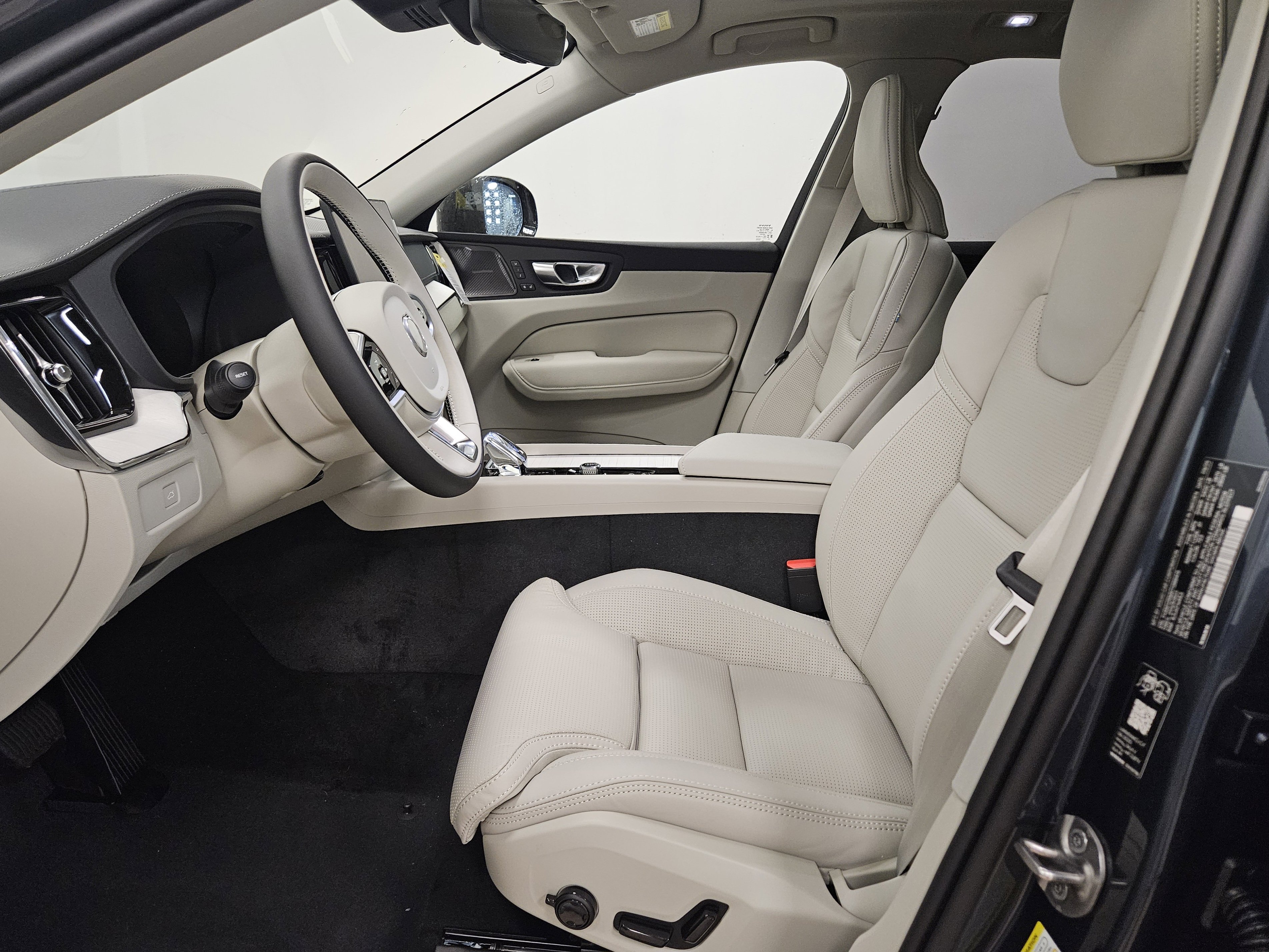 New 2026 Volvo XC60 B5 Ultra w/ Climate Package image 10