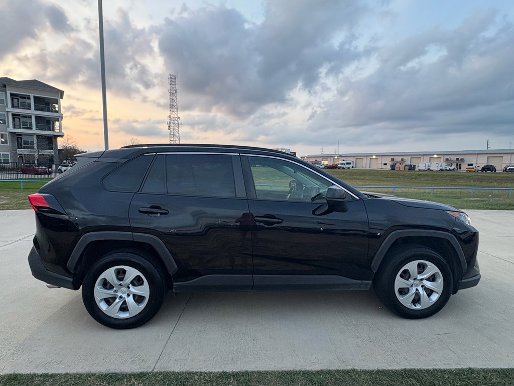 Used 2019 Toyota RAV4 LE image 9