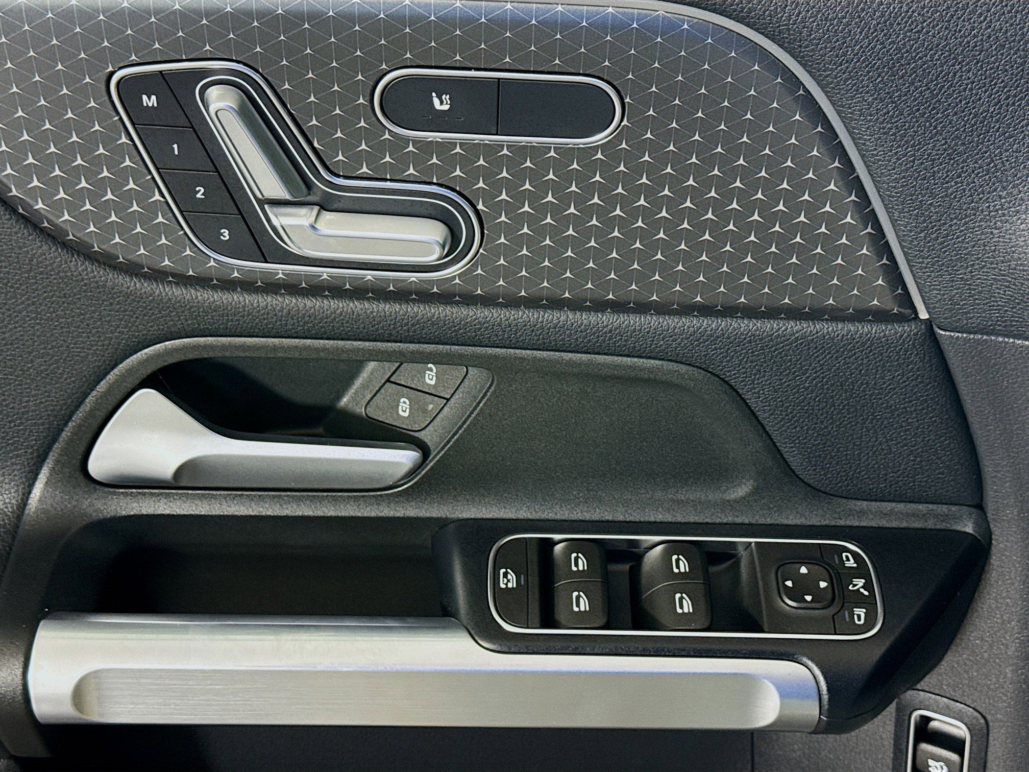 Used 2024 Mercedes-Benz EQB 300 4MATIC image 24