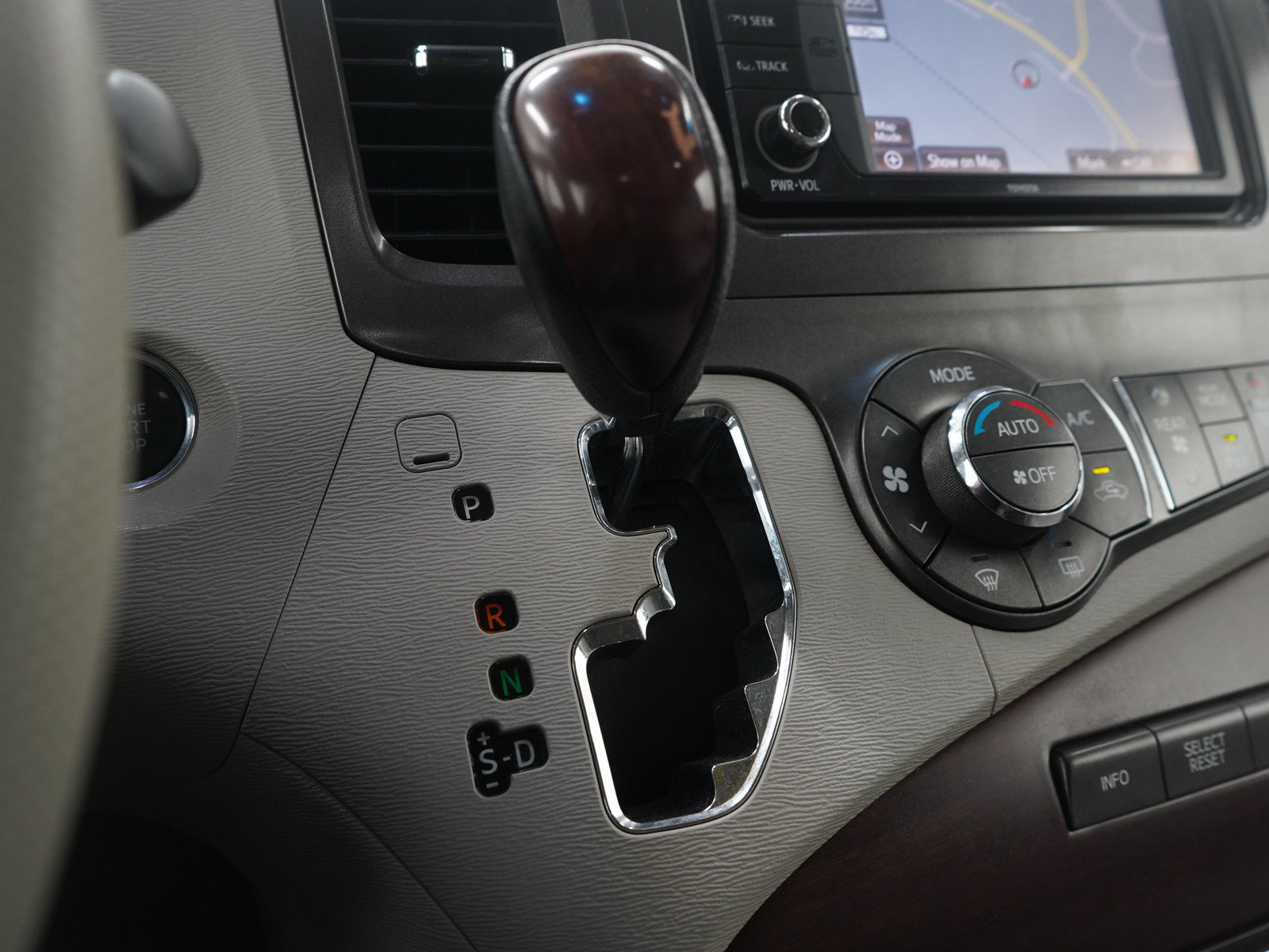 Used 2013 Toyota Sienna XLE w/ Entertainment Pkg FWD image 27