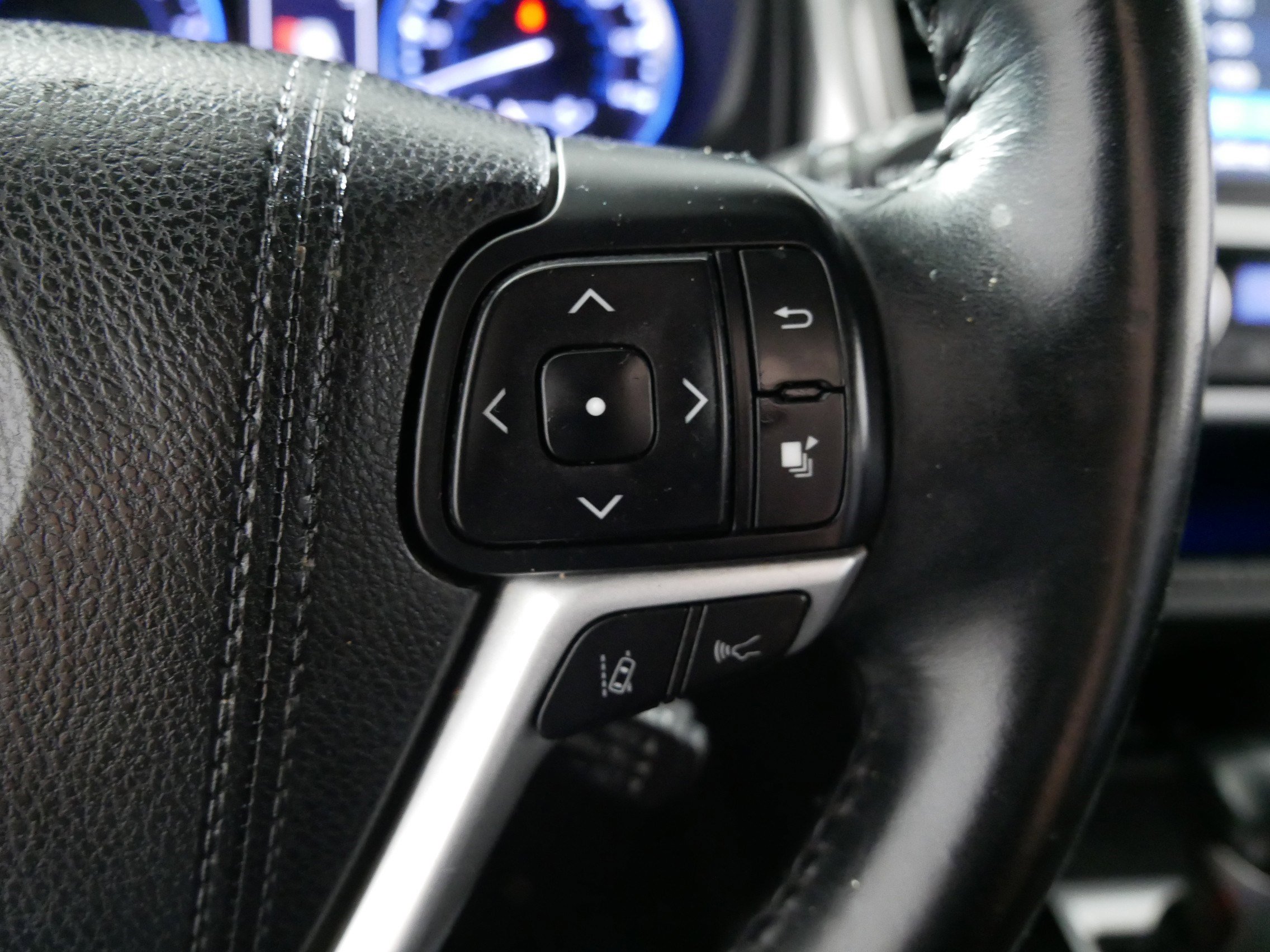 Used 2018 Toyota Highlander SE AWD/4WD image 28