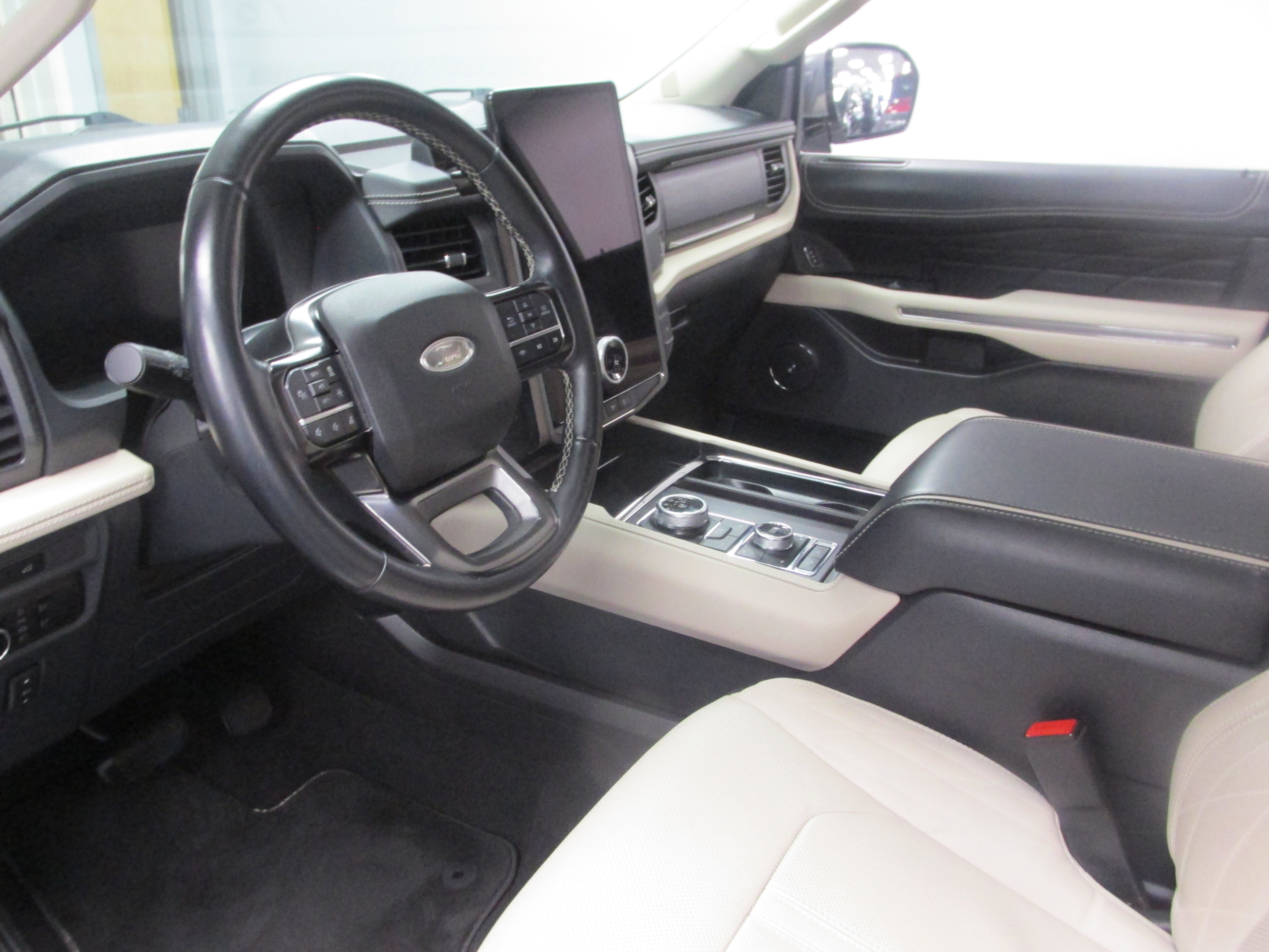 Used 2023 Ford Expedition Platinum image 26