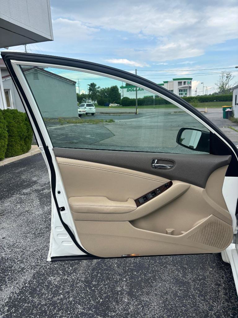 Used 2011 Nissan Altima 2.5 SL w/ 2.5SL Pkg FWD image 11