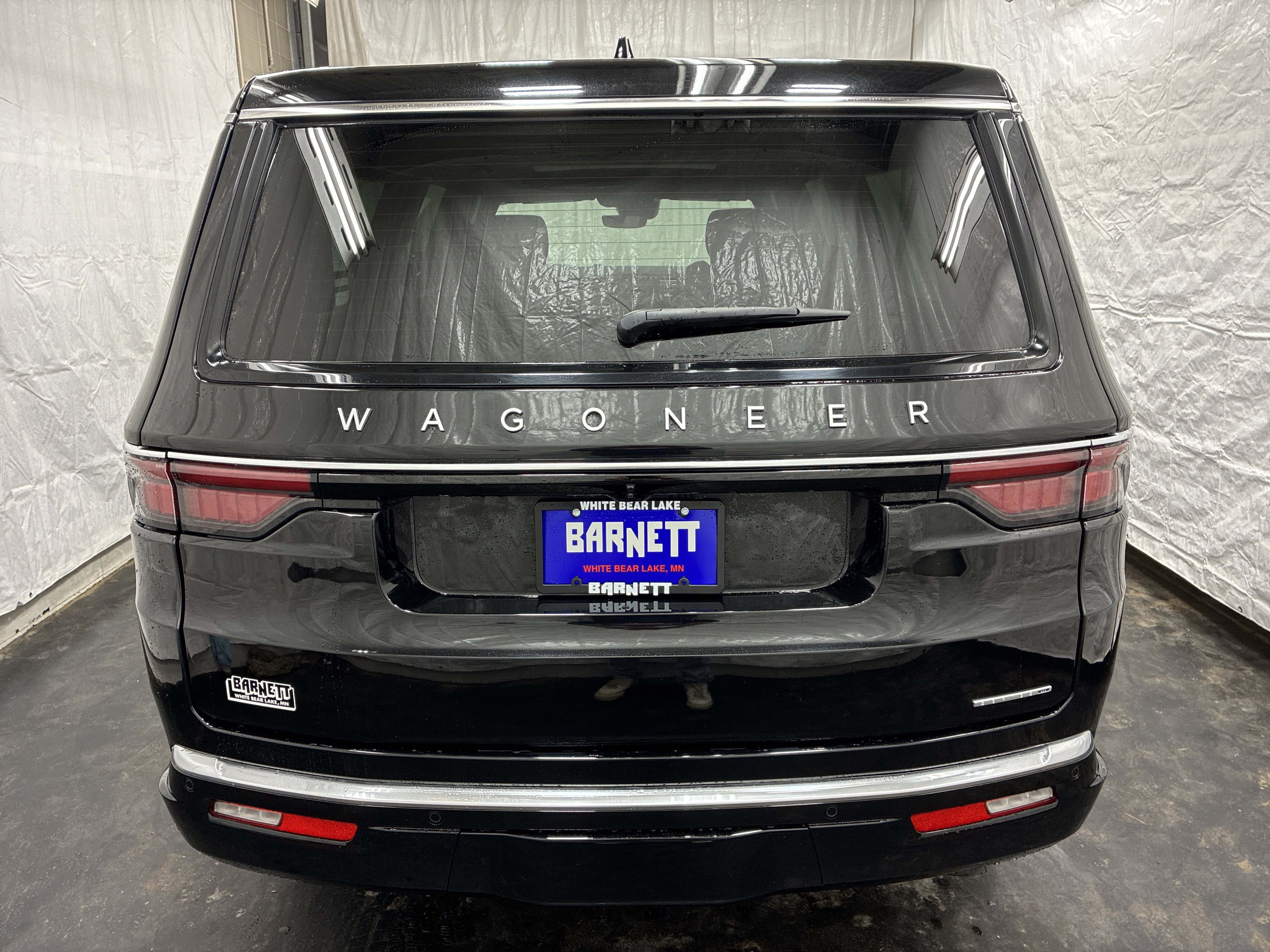Certified 2024 Jeep Wagoneer L Series III w/ Premium Group I AWD/4WD image 8