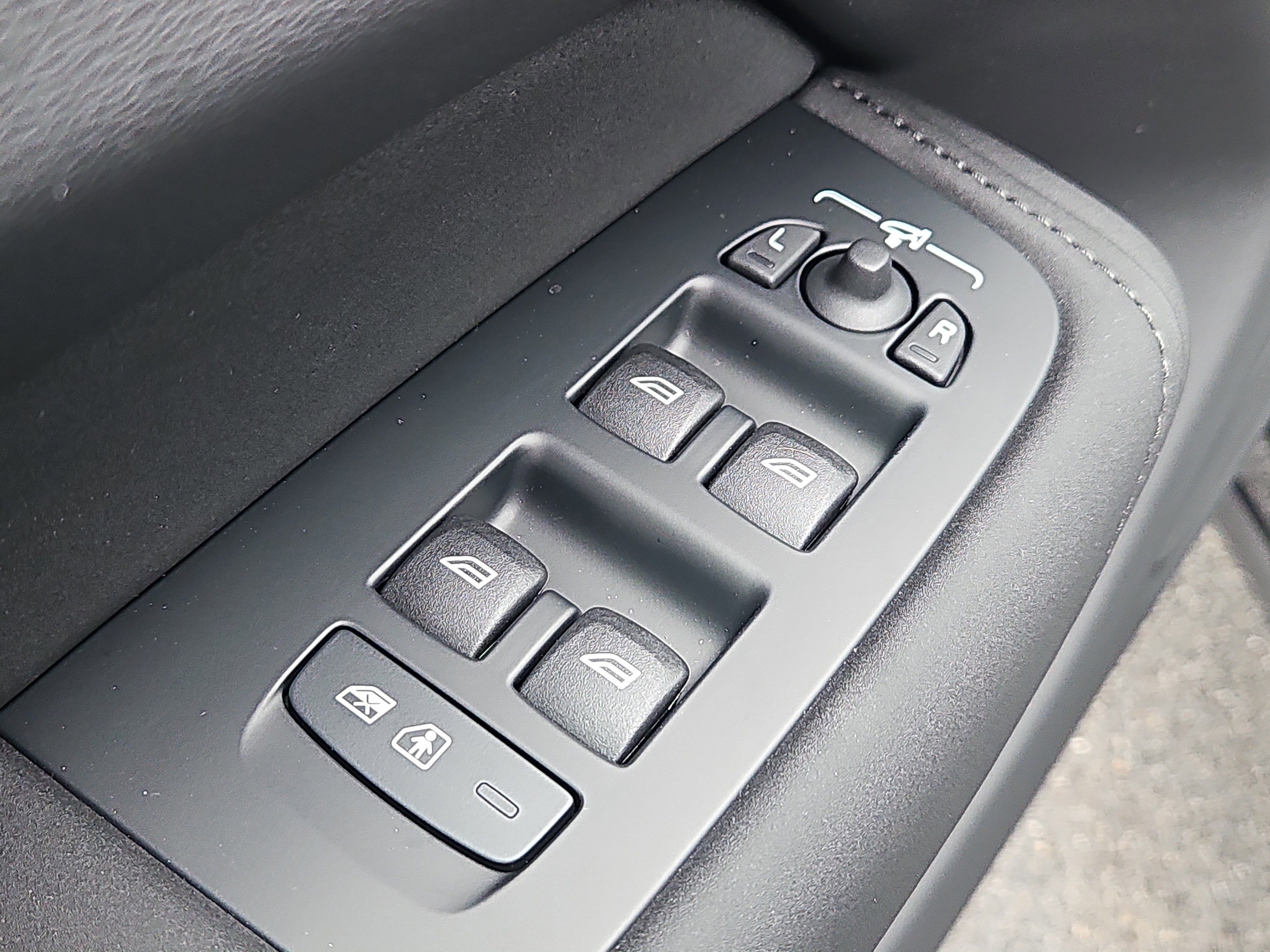 New 2026 Volvo XC60 B5 Plus w/ Protection Package Premier image 16