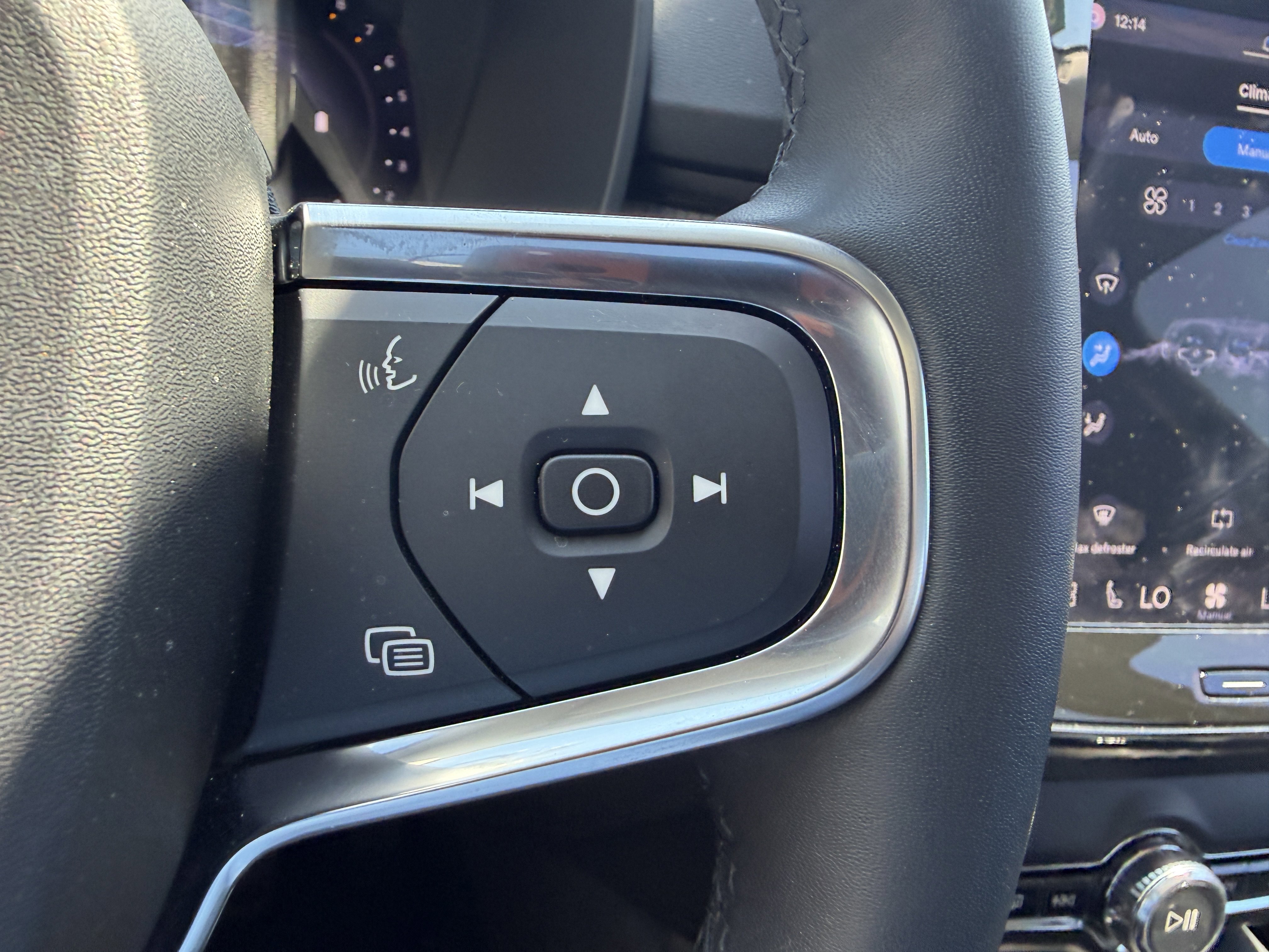 Certified 2023 Volvo XC40 B5 Plus w/ Driver Assist Package AWD/4WD image 31