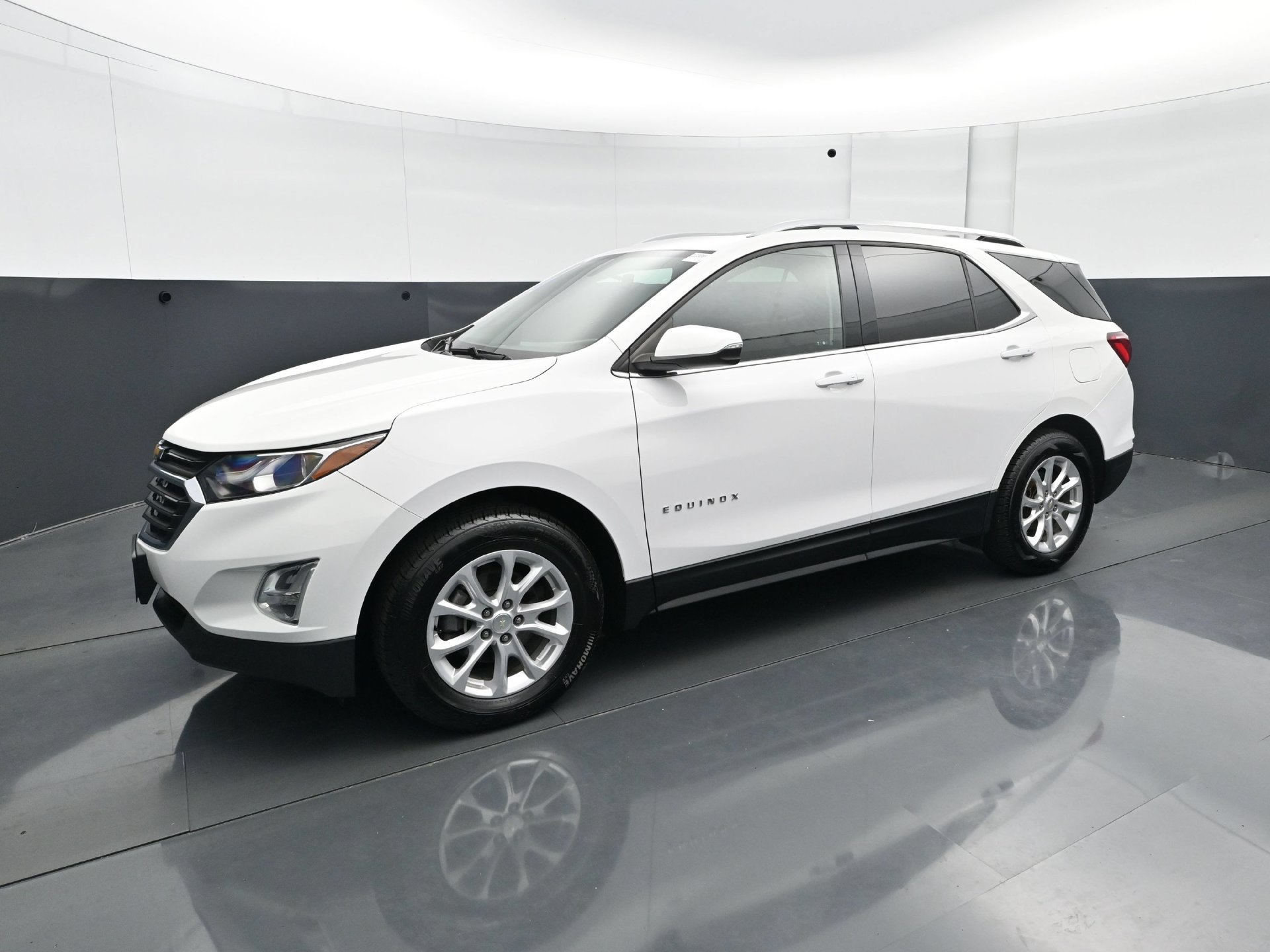 Used 2018 Chevrolet Equinox LT w/ Sun & Infotainment Package FWD image 2