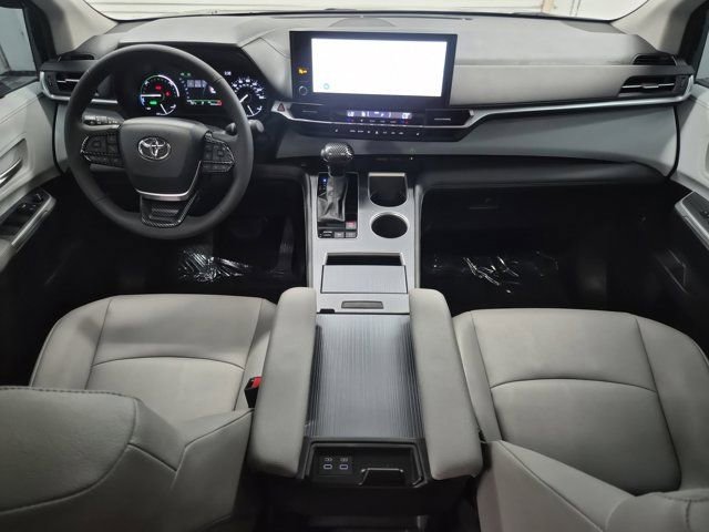 Used 2026 Toyota Sienna XLE image 12