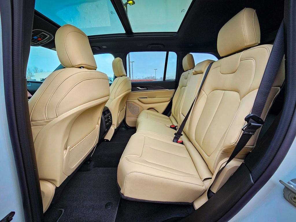 New 2025 Jeep Grand Cherokee Limited image 36