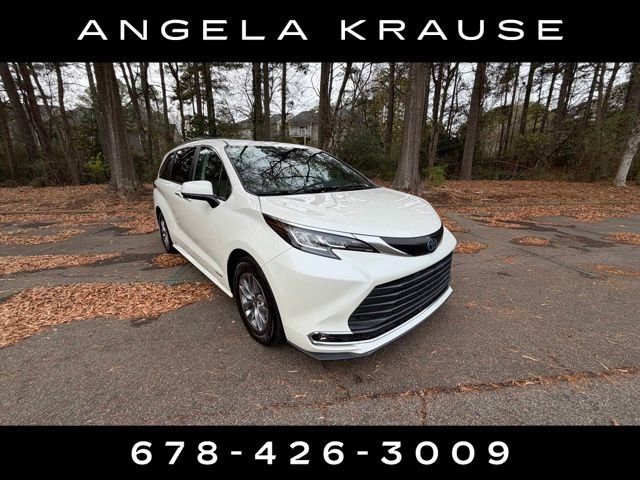 Used 2021 Toyota Sienna XLE image 1