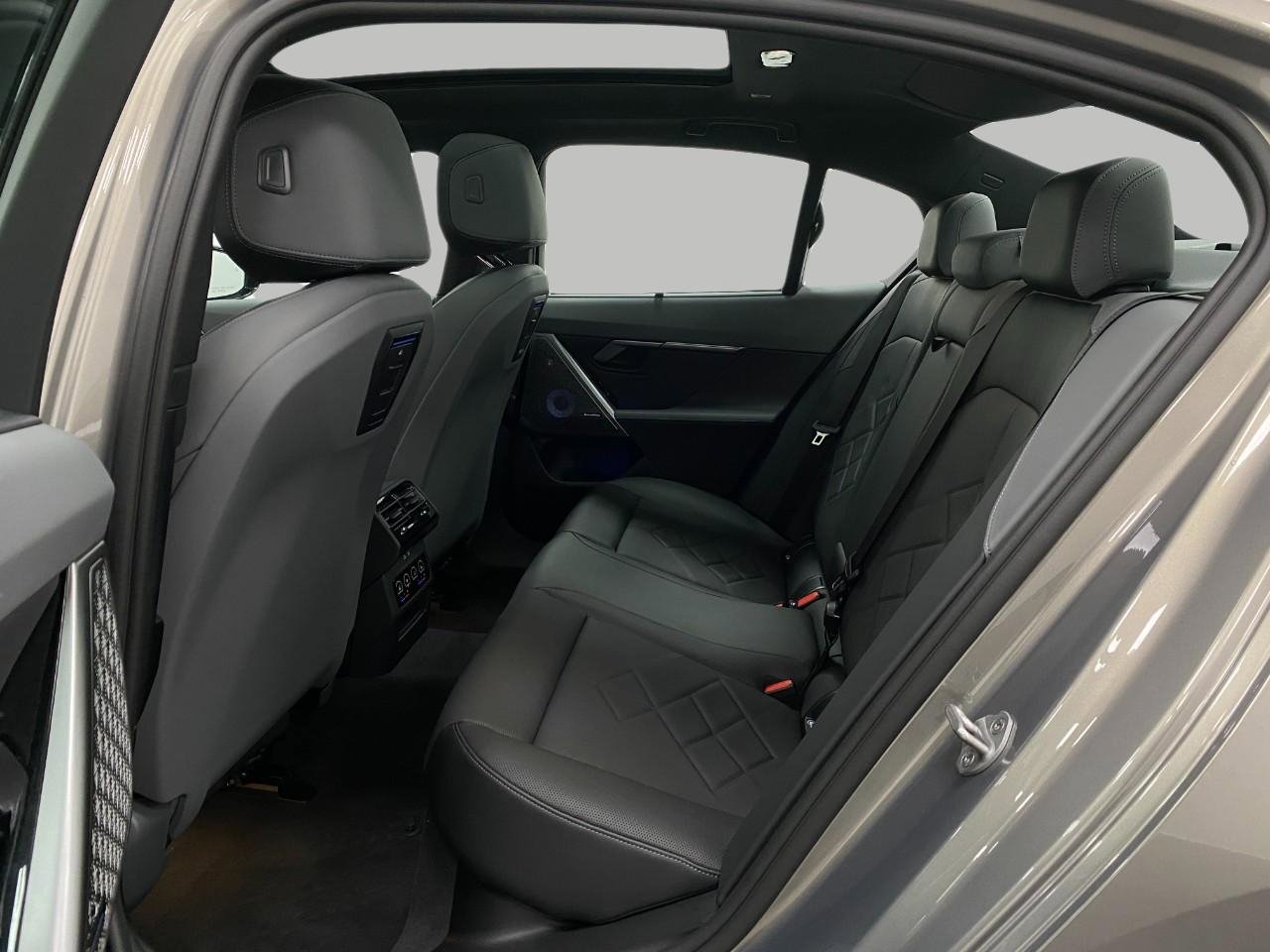 Certified 2026 BMW 550e xDrive image 28