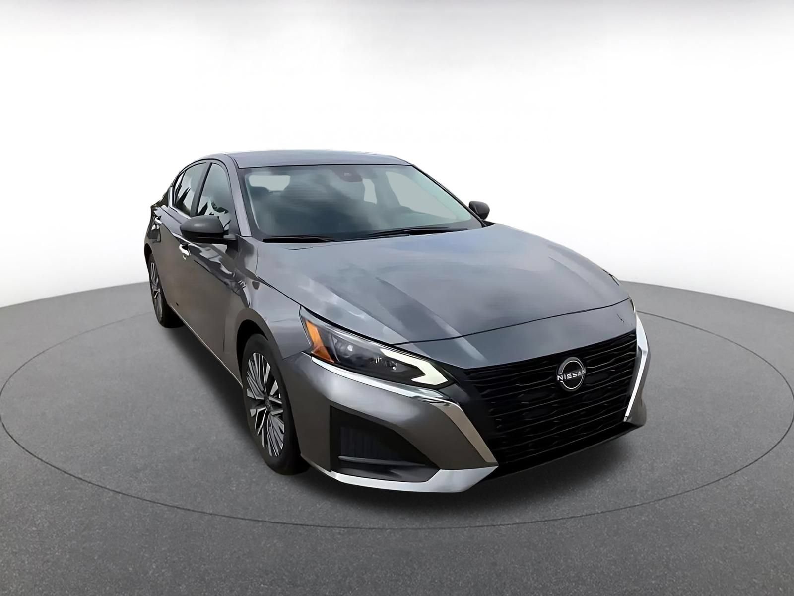Used 2025 Nissan Altima 2.5 SV FWD image 3