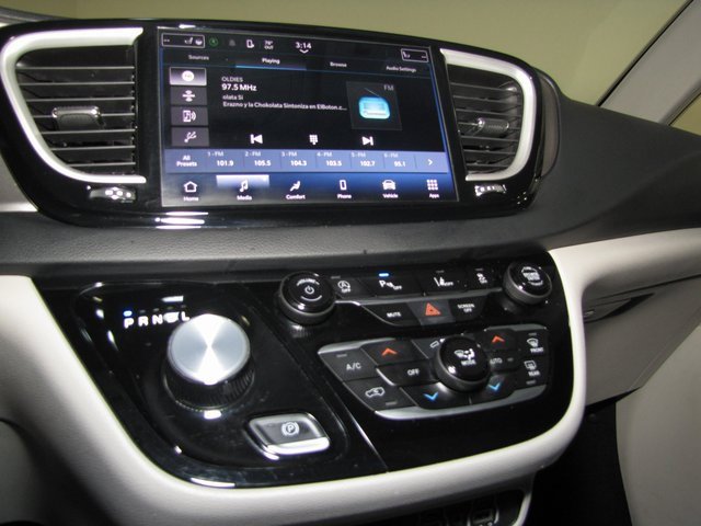 Used 2023 Chrysler Pacifica Touring-L image 7