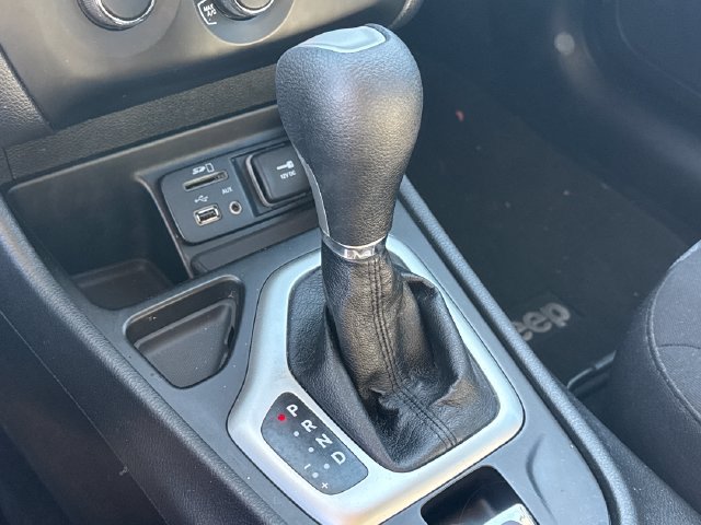 Used 2014 Jeep Cherokee Sport FWD image 21