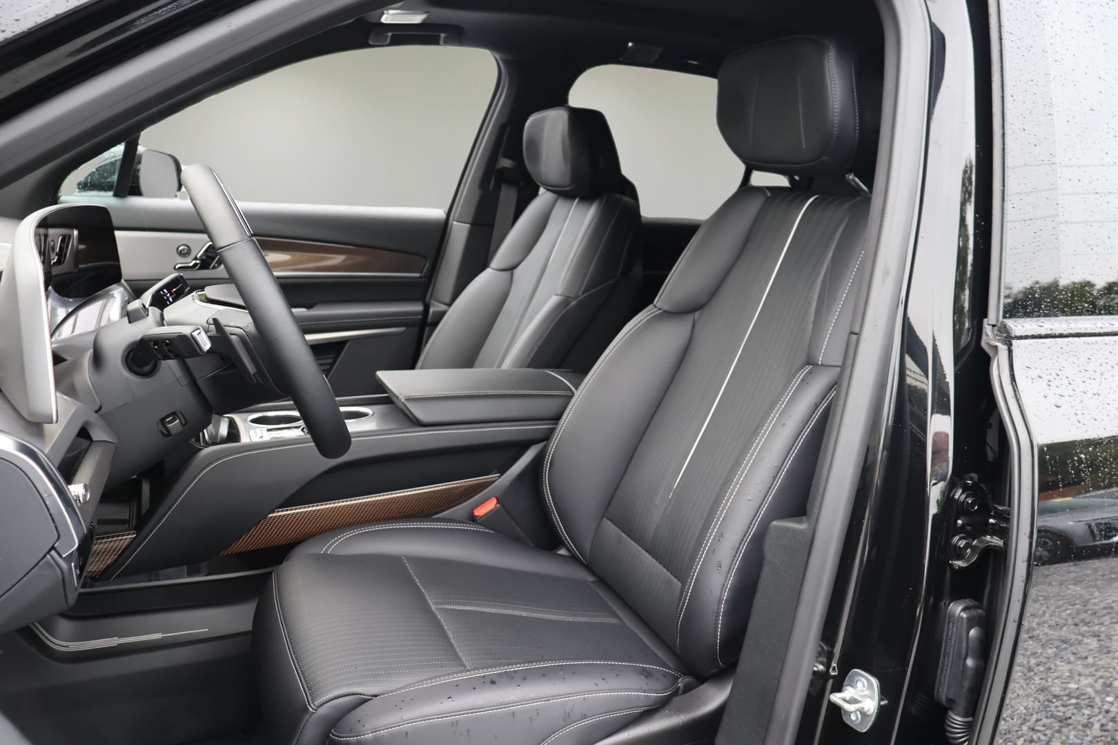 Certified 2026 Cadillac Vistiq Luxury AWD/4WD image 12