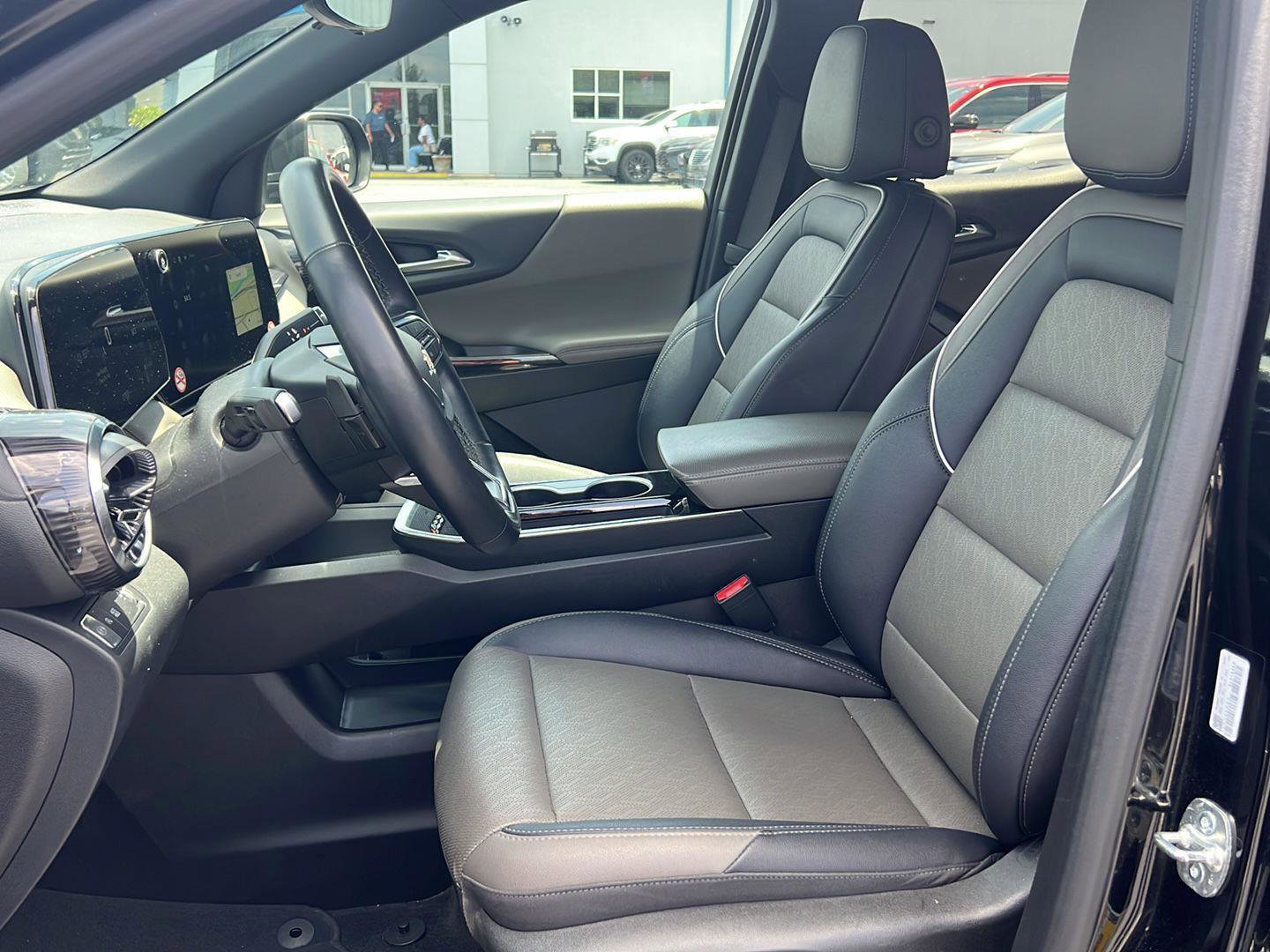 Used 2025 Chevrolet Equinox LT w/ Convenience Package II FWD image 11