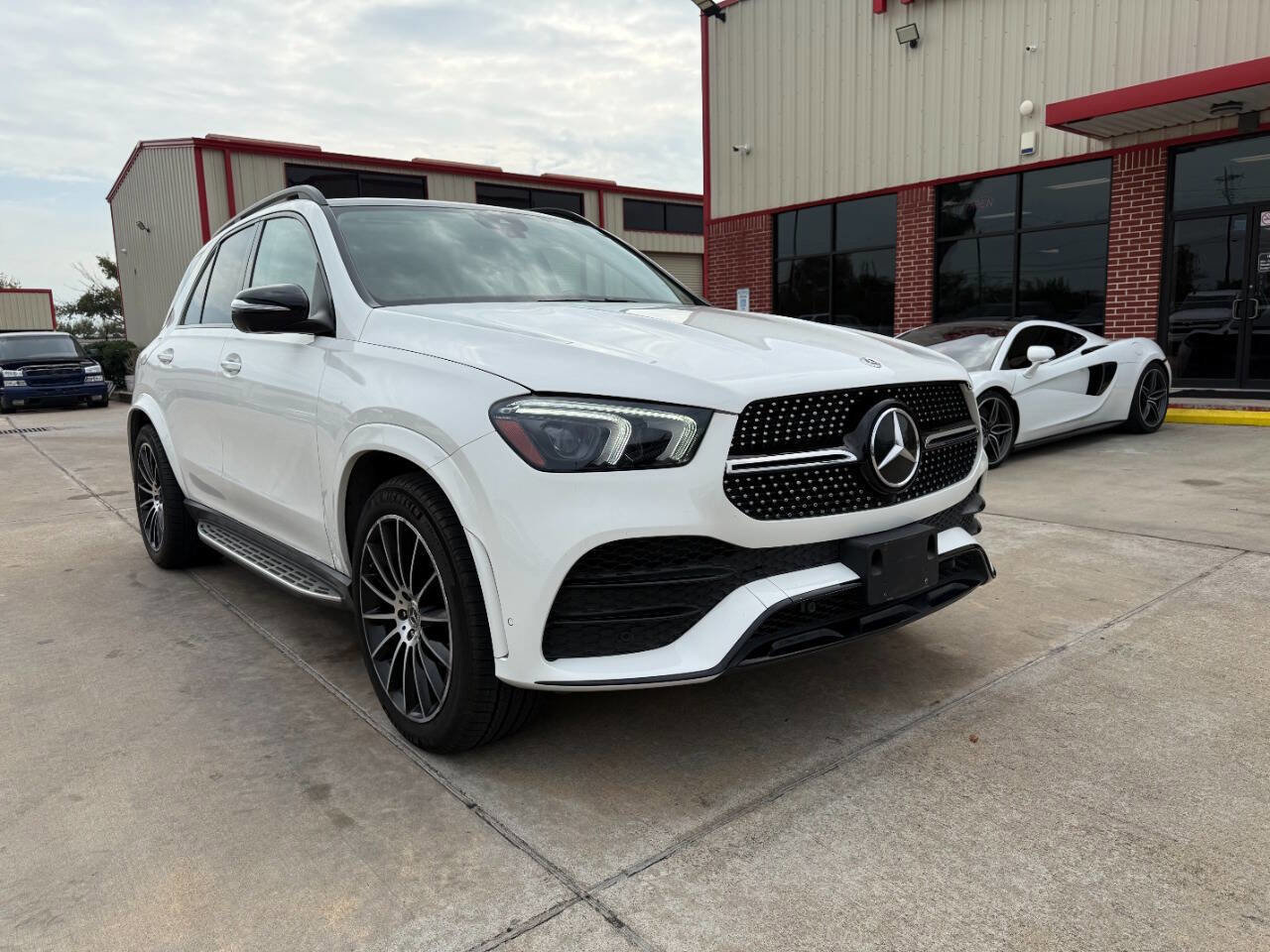Used 2021 Mercedes-Benz GLE 350 w/ AMG Line Exterior image 3
