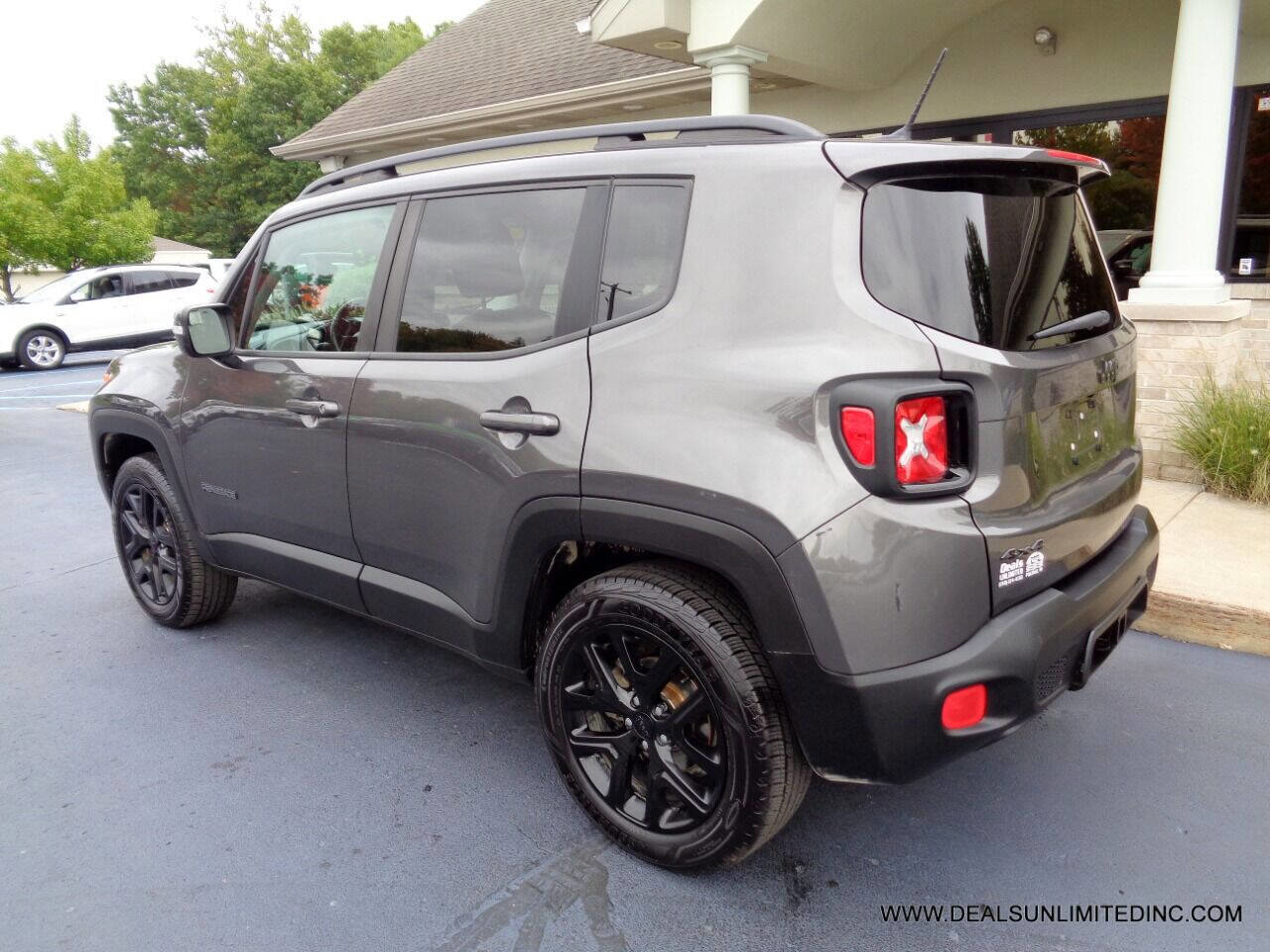 Used 2017 Jeep Renegade Altitude image 4