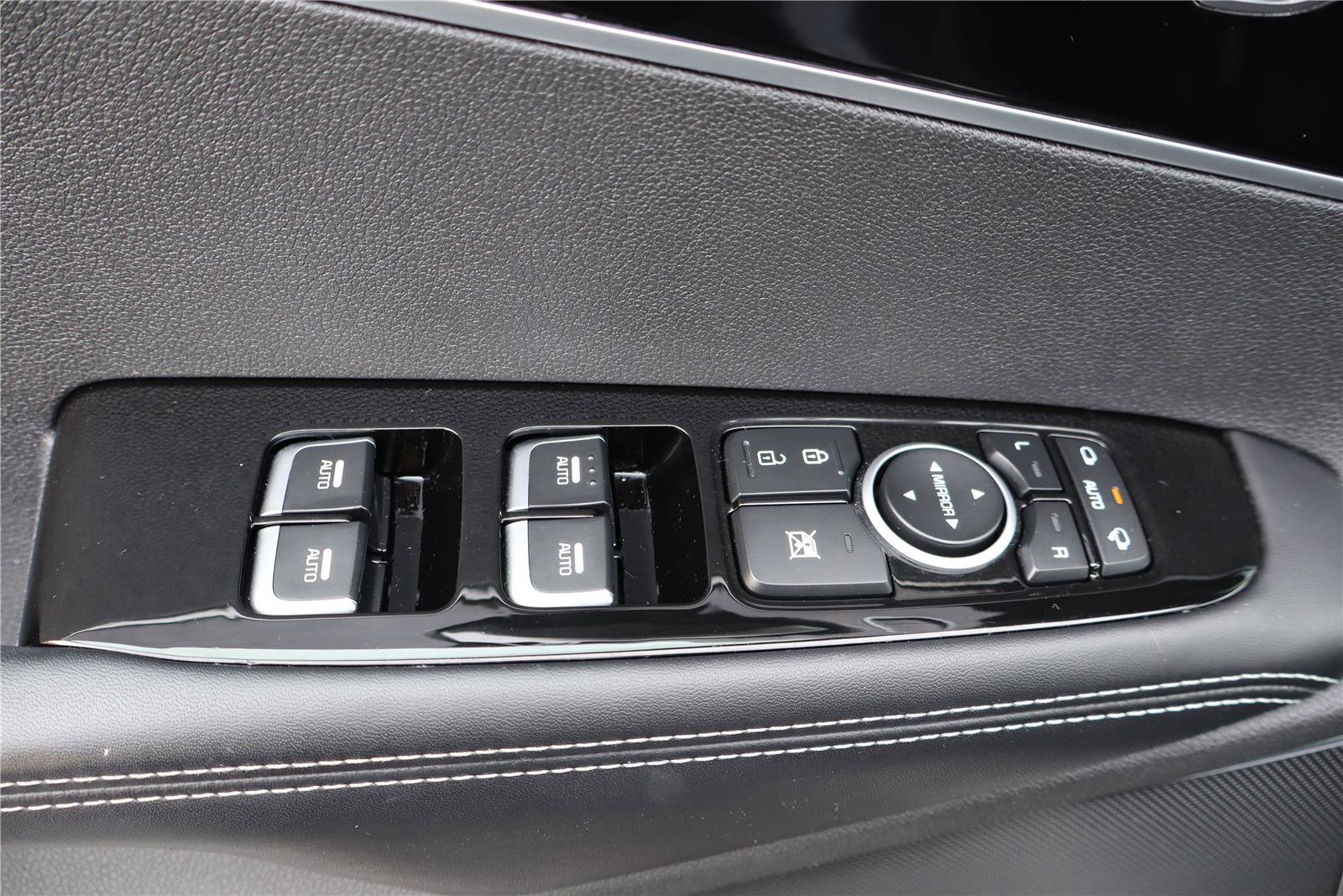 Used 2018 Kia Sorento SX image 13